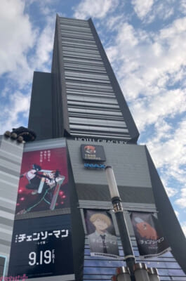 ⑤壁面広告＆チェンソーマンキャラクターフラッグ