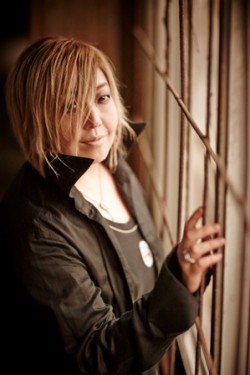 ナレーションの緒方恵美