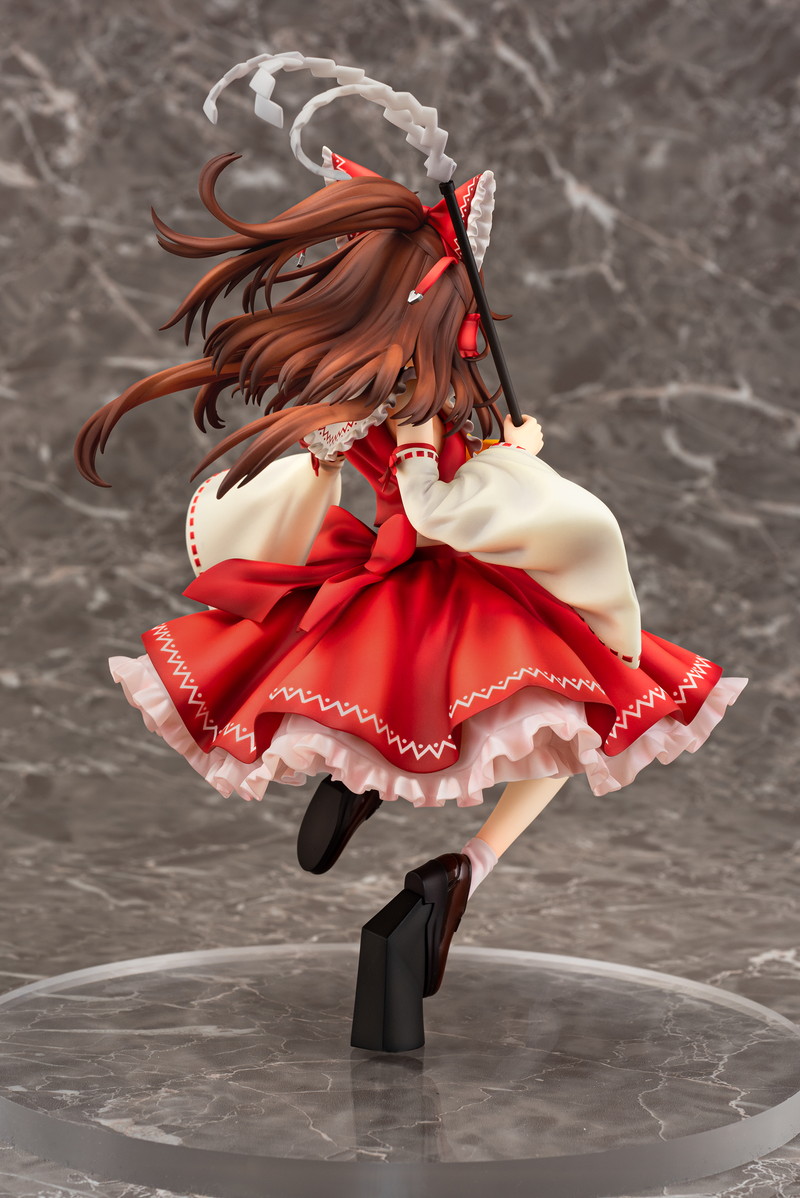 ふわりと舞う髪やフリルの造形は必見 東方project 霊夢が唖采弦二ver でフィギュア化 Pash Plus