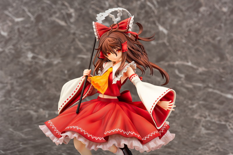 ふわりと舞う髪やフリルの造形は必見 東方project 霊夢が唖采弦二ver でフィギュア化 Pash Plus
